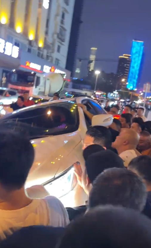 长沙满哥牛！昨晚的黄兴北路，20多位路人出手救人……