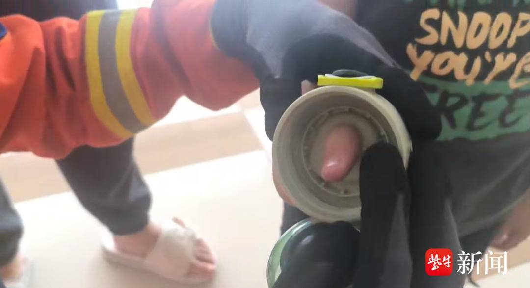 超淡定“小孩哥”手指被卡 消防员用棒棒糖“甜蜜”解救 超淡定“小孩哥”手指被卡 消防员用棒棒糖“甜蜜”解救