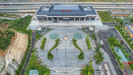 极度对称的火车站，坐落于北回归线