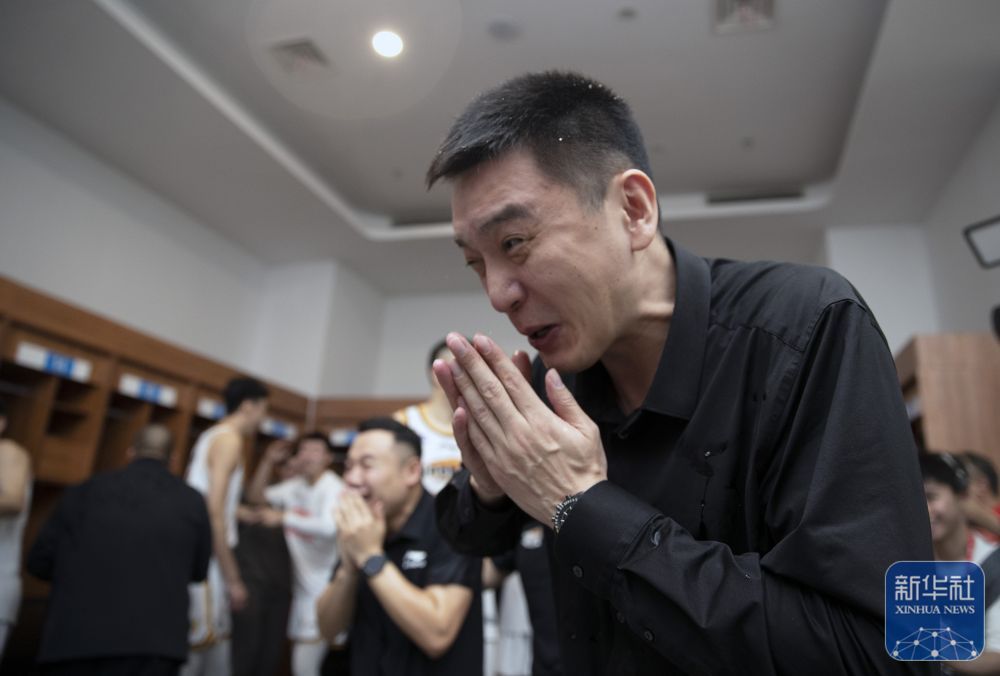 CBA｜直击更衣室：辽宁本钢庆祝夺冠