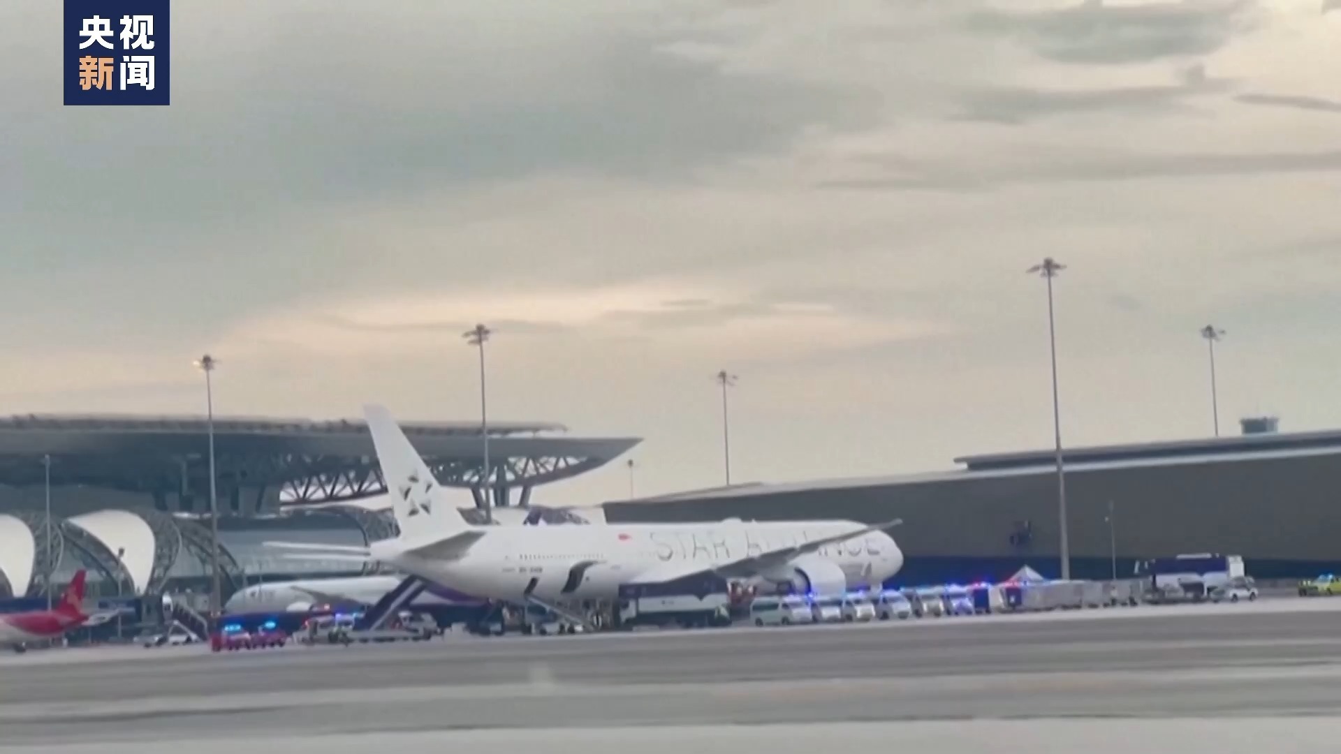 “所有东西都在飞” 乘客还原新航客机遇险惊魂一刻