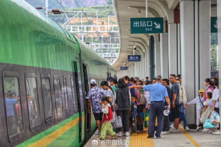 极度对称的火车站，坐落于北回归线