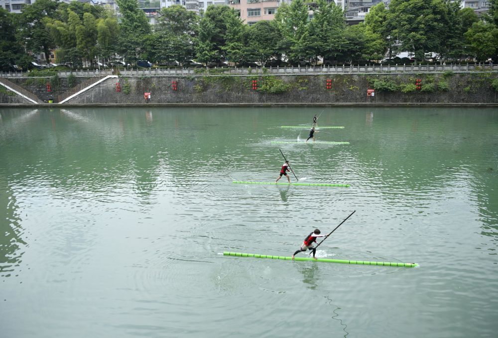 湖北恩施:“独竹漂”起舞山水间 湖北恩施:“独竹漂”起舞山水间