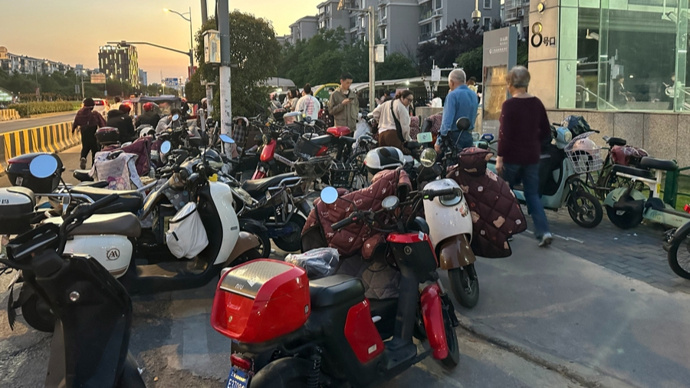 上海非机动车“围堵”地铁站和人行道，停放难题如何破解？