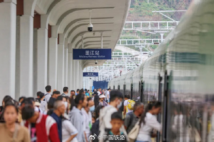 极度对称的火车站，坐落于北回归线