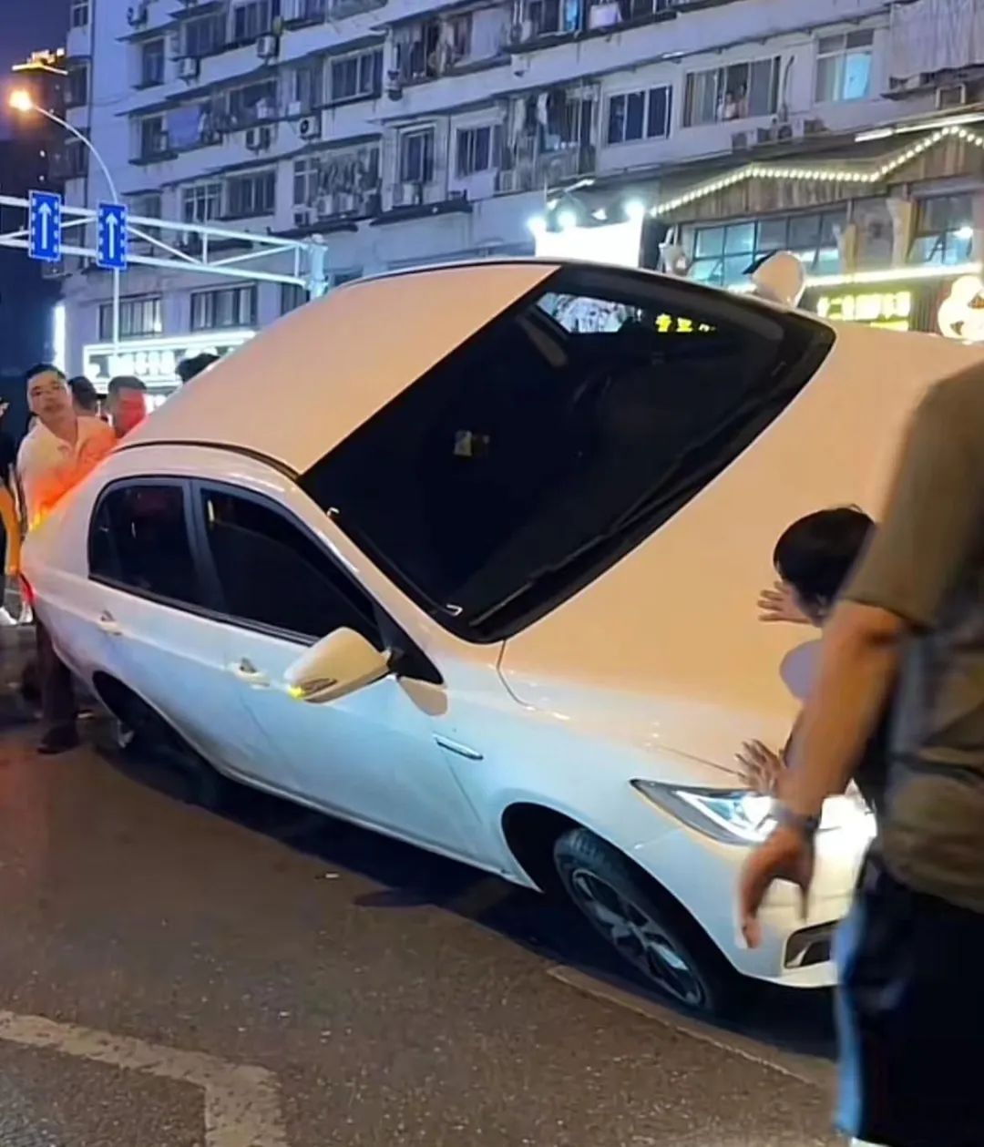 长沙满哥牛！昨晚的黄兴北路，20多位路人出手救人……