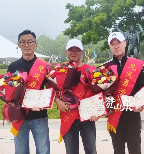 1个！2个！3个！青岛“巧克力大爷”下饺子式跳海，救起落水男子