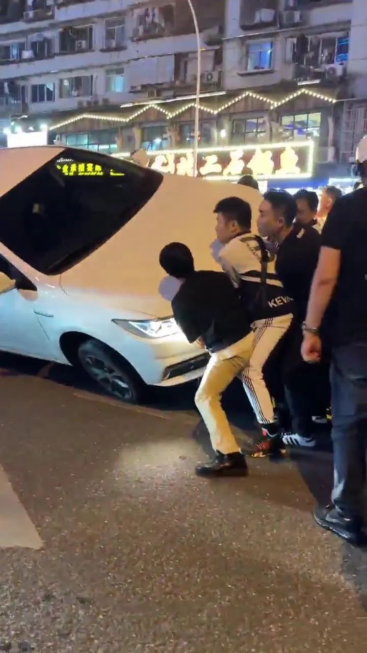 就在长沙街头!二十多名路人救下一条命 就在长沙街头!二十多名路人救下一条命