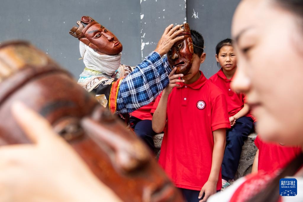 镜观·非遗丨酉阳阳戏艺人:一手耕田一手戏 镜观·非遗丨酉阳阳戏艺人:一手耕田一手戏