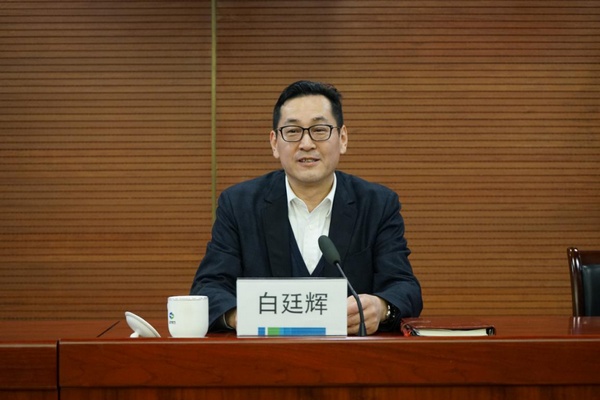 白廷辉违反生活纪律，对配偶失管失教