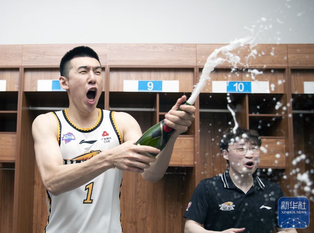 CBA｜直击更衣室：辽宁本钢庆祝夺冠