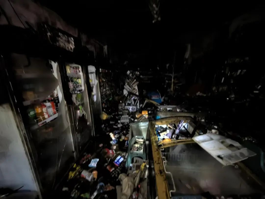 武汉一网红餐馆就餐高峰期起火! 武汉一网红餐馆就餐高峰期起火!