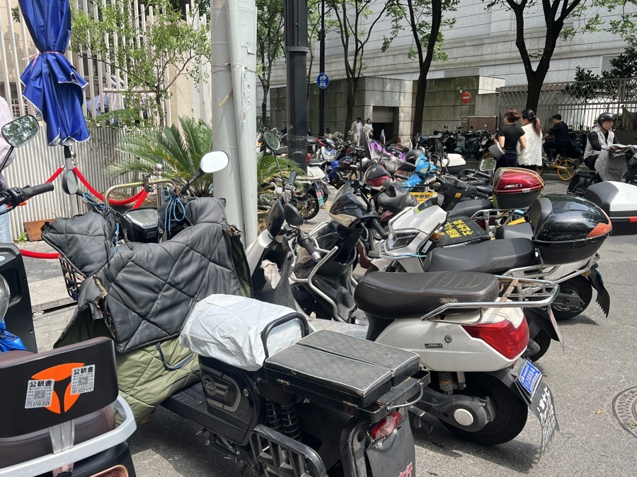 上海非机动车“围堵”地铁站和人行道，停放难题如何破解？