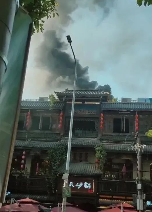 武汉一网红餐馆就餐高峰期起火! 武汉一网红餐馆就餐高峰期起火!