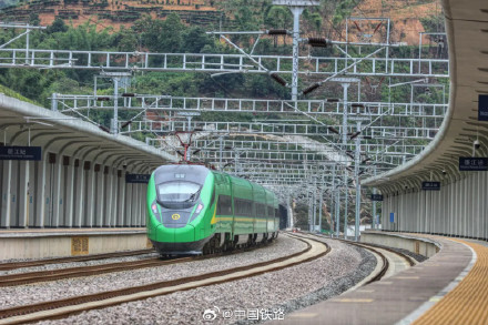 极度对称的火车站，坐落于北回归线