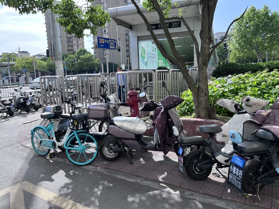 上海非机动车“围堵”地铁站和人行道，停放难题如何破解？