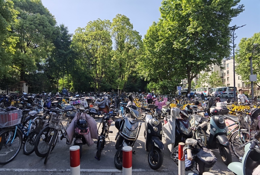 上海非机动车“围堵”地铁站和人行道，停放难题如何破解？