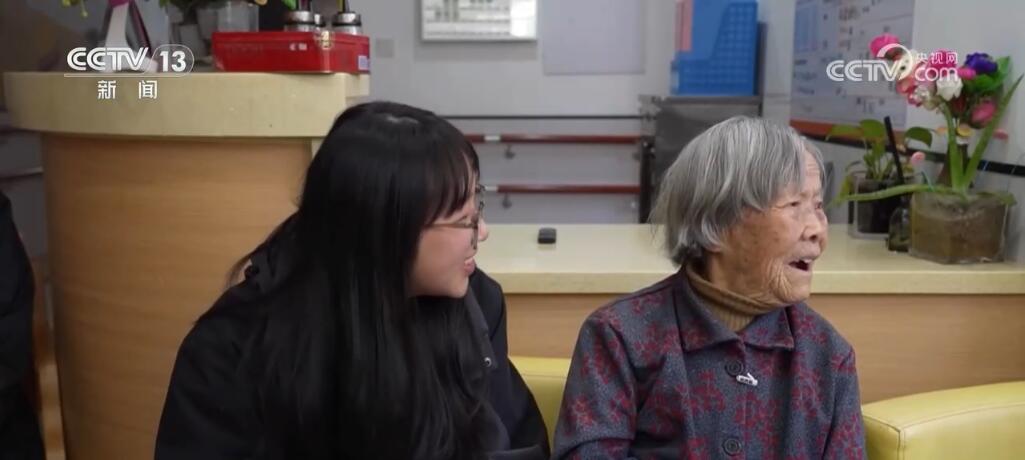 养老院住进了年轻人!“跨代共居”养老模式让老少两代各得所需 养老院住进了年轻人!“跨代共居”养老模式让老少两代各得所需