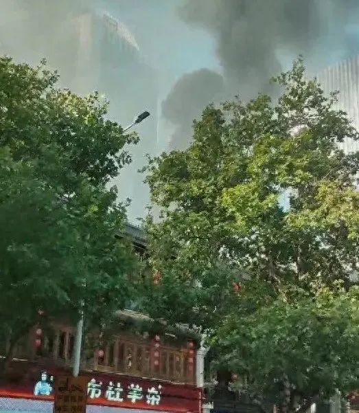 武汉一网红餐馆就餐高峰期起火! 武汉一网红餐馆就餐高峰期起火!
