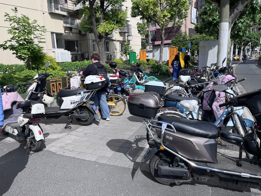 上海非机动车“围堵”地铁站和人行道，停放难题如何破解？