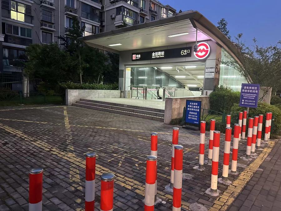 上海非机动车“围堵”地铁站和人行道，停放难题如何破解？