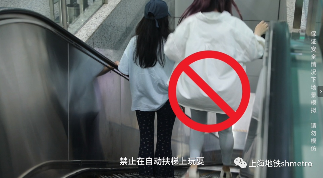 上海地铁站内，有乘客鞋子被夹住，自动扶梯变形？情况说明