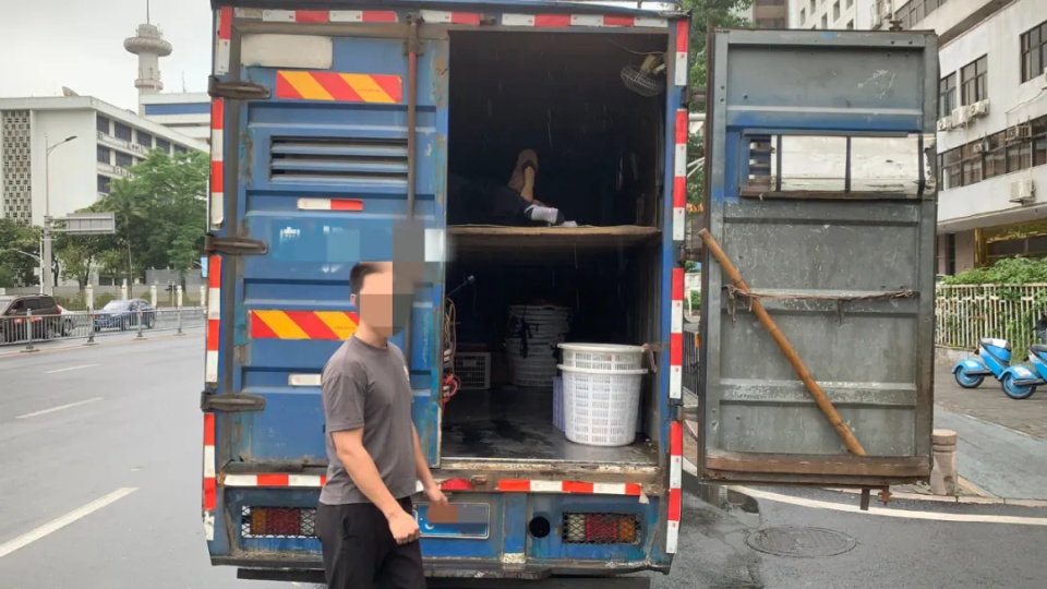 货车车厢加装木板爆改上下铺,卖菜累了还能躺下休息?交警:罚! 货车车厢加装木板爆改上下铺,卖菜累了还能躺下休息?交警:罚!