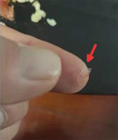 蹊跷！沪上多家面包店接连发生，总有人吃出异物？原来...