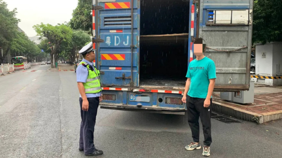 货车车厢加装木板爆改上下铺,卖菜累了还能躺下休息?交警:罚! 货车车厢加装木板爆改上下铺,卖菜累了还能躺下休息?交警:罚!