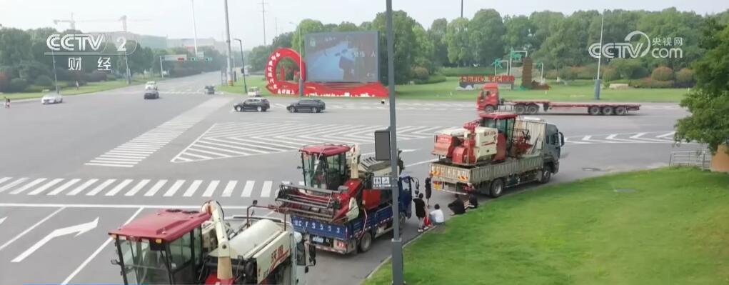 风吹麦浪勾勒丰收美景 智慧农业“神器”助力“三夏”麦收 风吹麦浪勾勒丰收美景 智慧农业“神器”助力“三夏”麦收