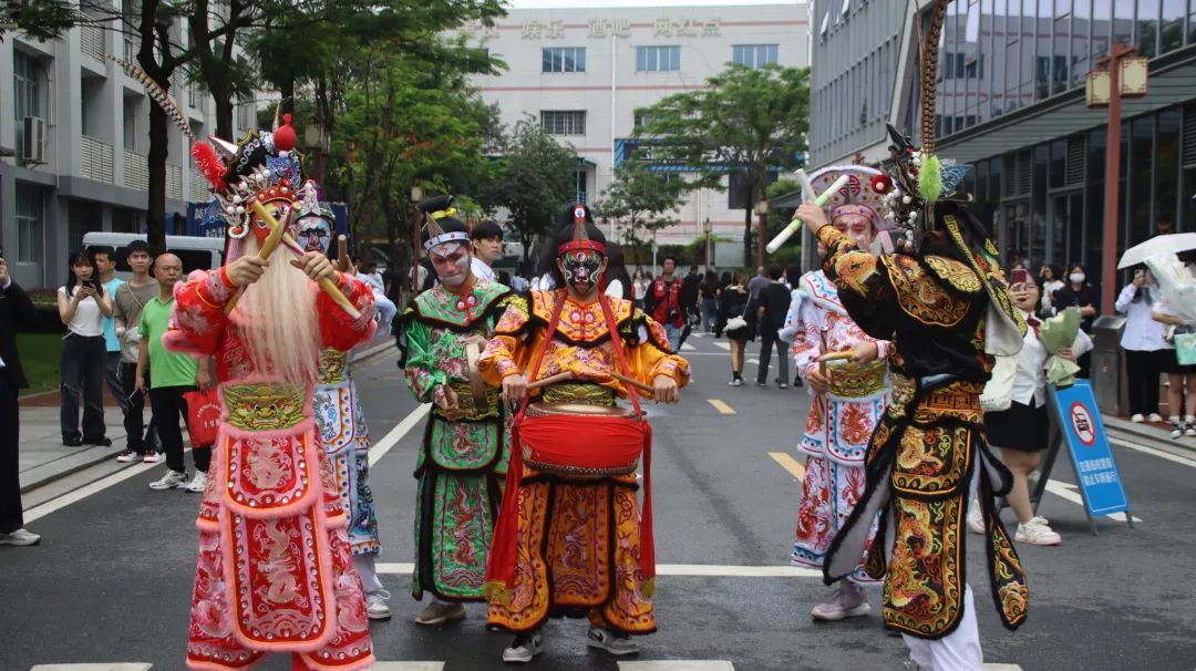 7名大学生化妆11小时整晚未睡，竟是为了......