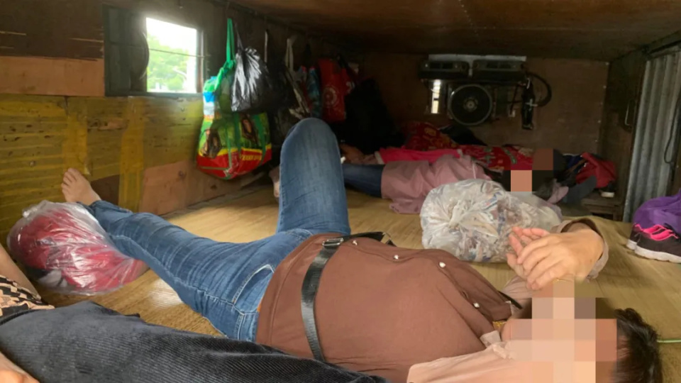 货车车厢加装木板爆改上下铺,卖菜累了还能躺下休息?交警:罚! 货车车厢加装木板爆改上下铺,卖菜累了还能躺下休息?交警:罚!