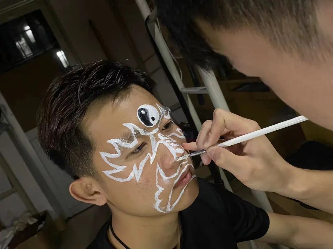 7名大学生化妆11小时整晚未睡，竟是为了......