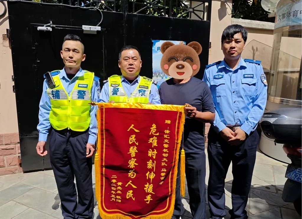 车辆不慎侧翻,好险! 蜀黍及时救助,好暖!