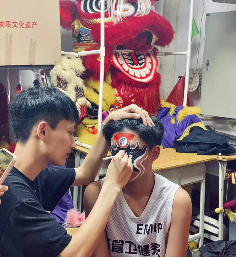 7名大学生化妆11小时整晚未睡，竟是为了......