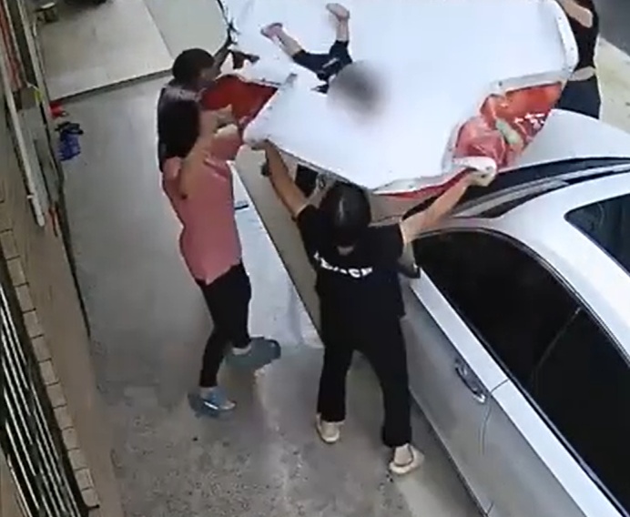 3岁女童阳台上摇摇欲坠，邻居奶奶着急地举起双手，接下来……