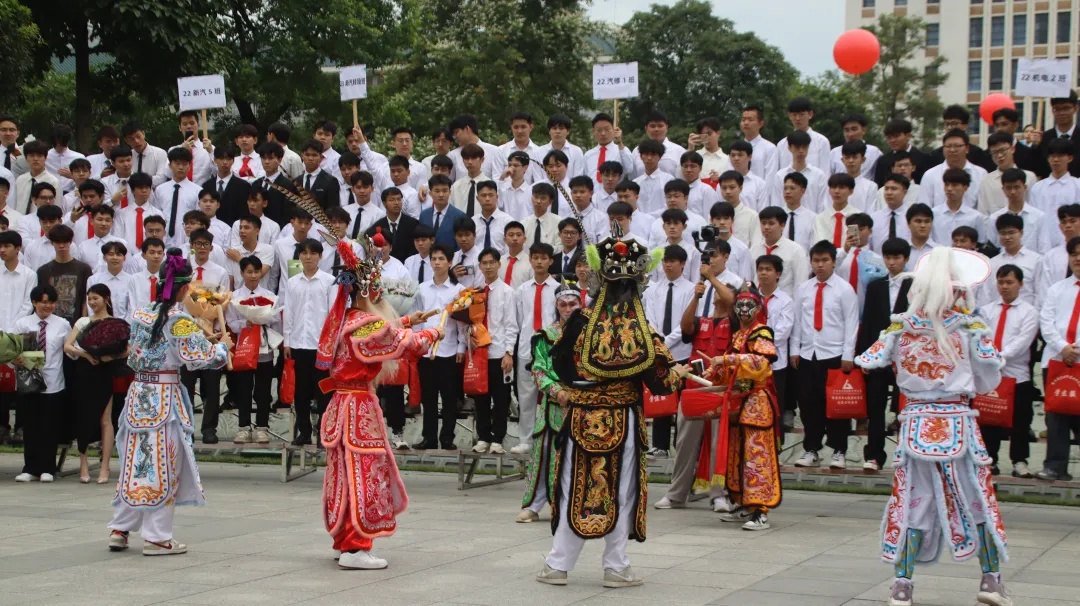7名大一学生化妆11小时整晚未睡，亮相后惊艳网友……