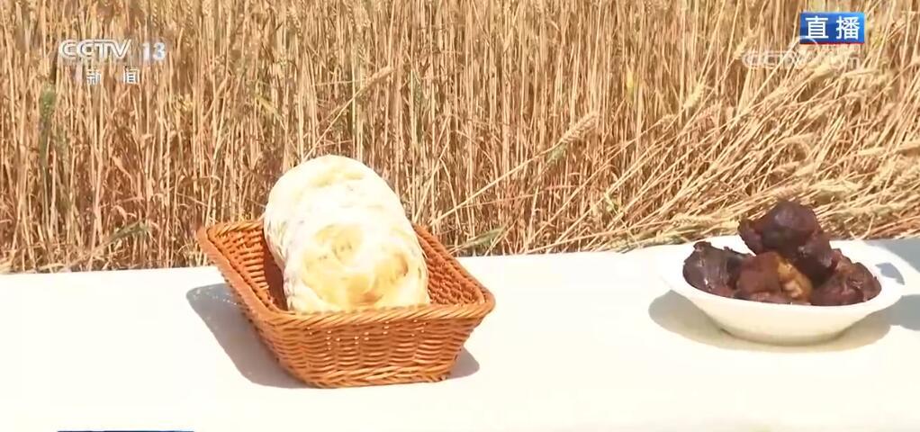 风吹麦浪勾勒丰收美景 智慧农业“神器”助力“三夏”麦收 风吹麦浪勾勒丰收美景 智慧农业“神器”助力“三夏”麦收