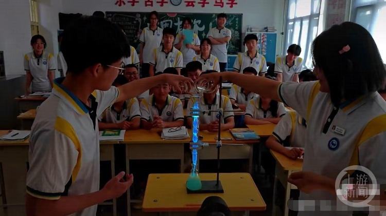 齐齐哈尔一中学用化学实验复刻“蓝眼泪”,老师回应 齐齐哈尔一中学用化学实验复刻“蓝眼泪”,老师回应