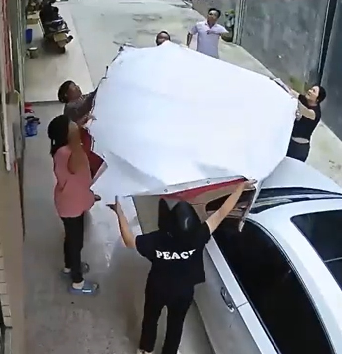 3岁女童阳台上摇摇欲坠，邻居奶奶着急地举起双手，接下来……