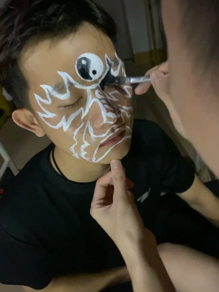 7名大学生化妆11小时整晚未睡，竟是为了......