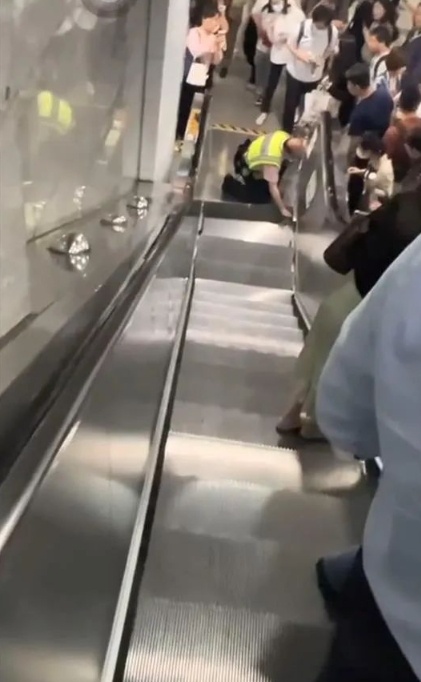 上海地铁：一乘客鞋子被扶梯夹住致梯级变形，无人受伤
