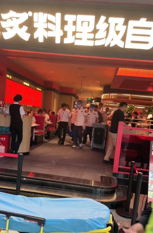 上海一顾客吃自助餐吃撑了被急救抬走？商家辟谣：是不小心摔倒了