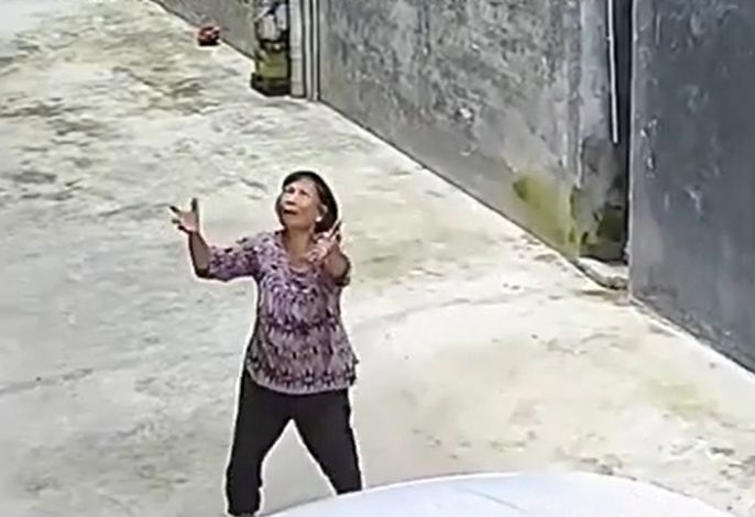 3岁女童阳台上摇摇欲坠，邻居奶奶着急地举起双手，接下来……