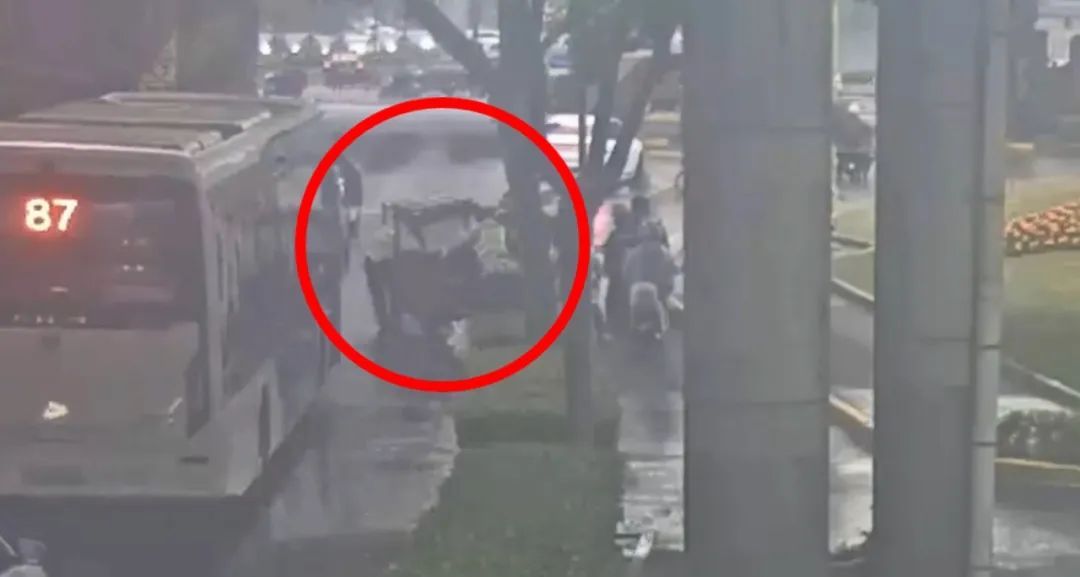 车辆不慎侧翻,好险! 蜀黍及时救助,好暖!