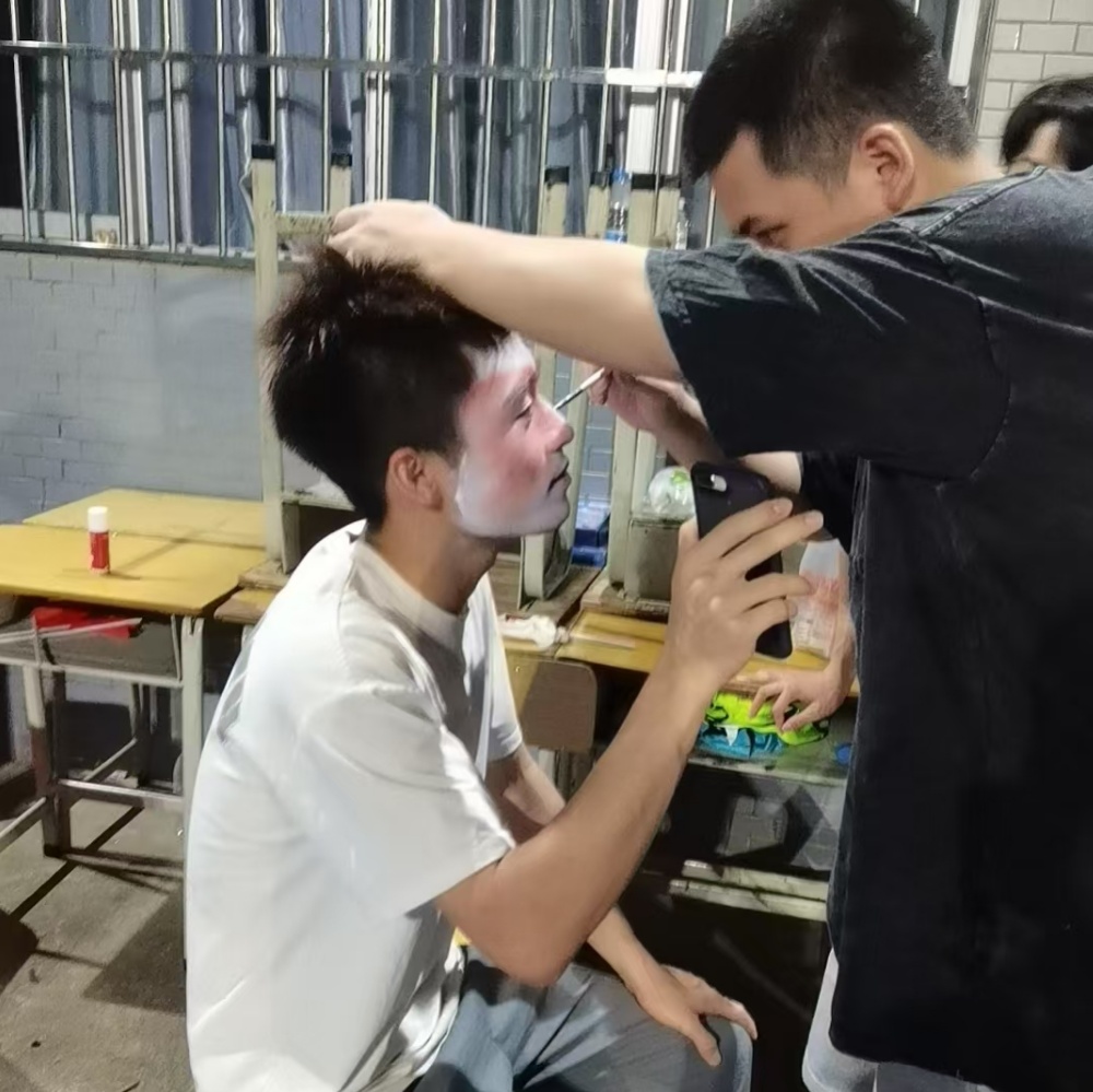 7名大学生化妆11小时整晚未睡，竟是为了......