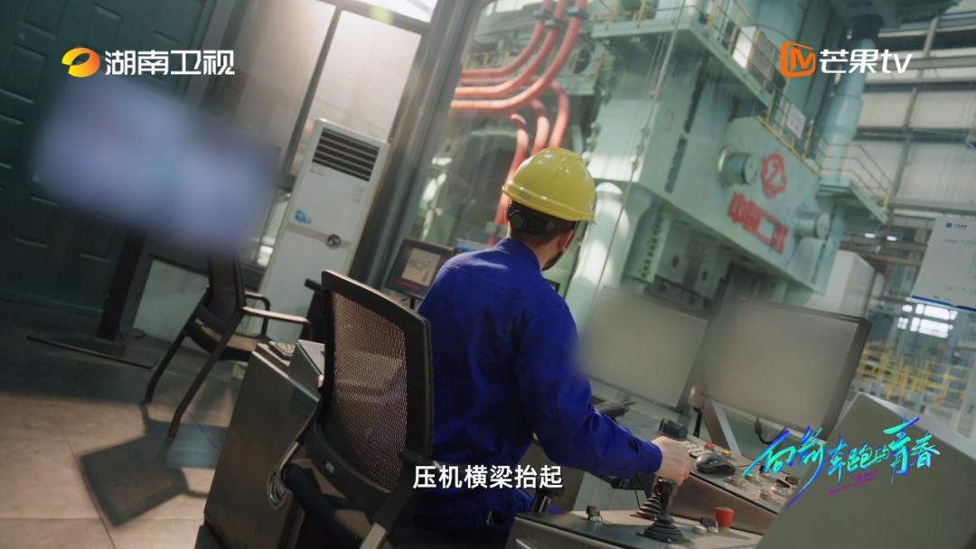 他手握8万吨澎湃力，为国产大飞机C919造钢筋铁骨！