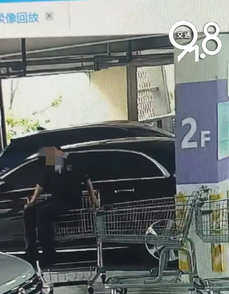 熊孩子这一举动刮花奔驰,车主索赔3500元,家长竟然嫌贵?网友热议 熊孩子这一举动刮花奔驰,车主索赔3500元,家长竟然嫌贵?网友热议