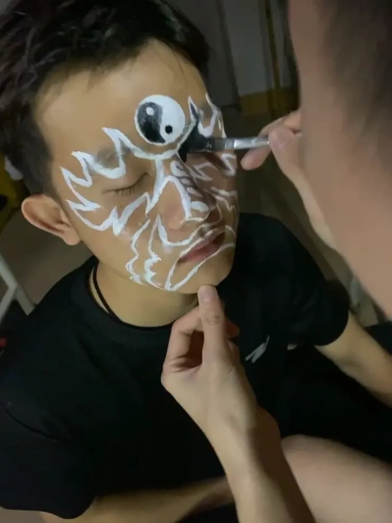 7名大一学生化妆11小时整晚未睡，亮相后惊艳网友……