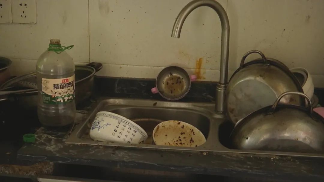 离婚后前夫不付抚养费、还霸占自己的房子!女子无奈求助 离婚后前夫不付抚养费、还霸占自己的房子!女子无奈求助